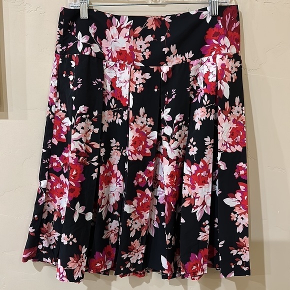 NEW Roz & Ali Pleated Skirt Black & Floral Sz 10 - Picture 1 of 9